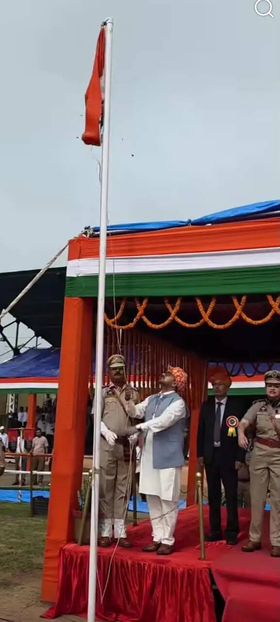 देशभक्ति के रंग में रंगा कठुआ, मंत्री सतीश शर्मा ने फहराया तिरंगा, सांस्कृतिक प्रस्तुतियों ने बांधा समां