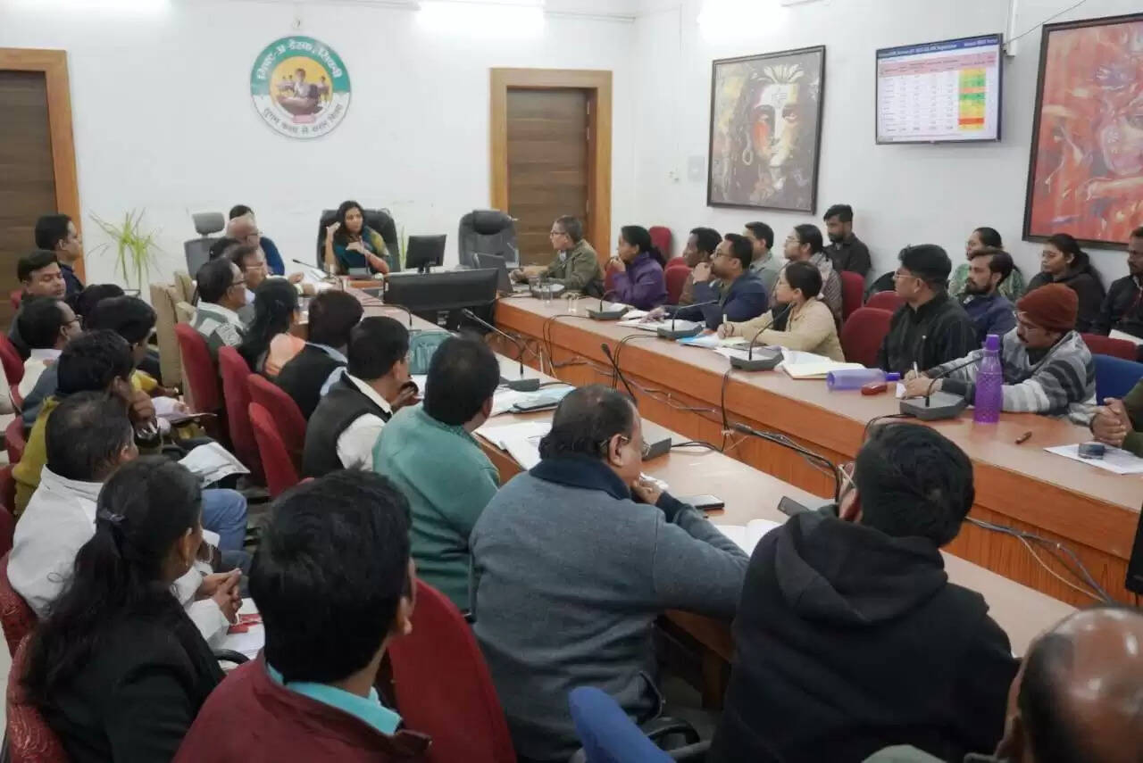 सिवनीः मातृ-शिशु स्वास्थ्य सुधार और टीबी उन्मूलन पर कलेक्टर ने दिए निर्देश