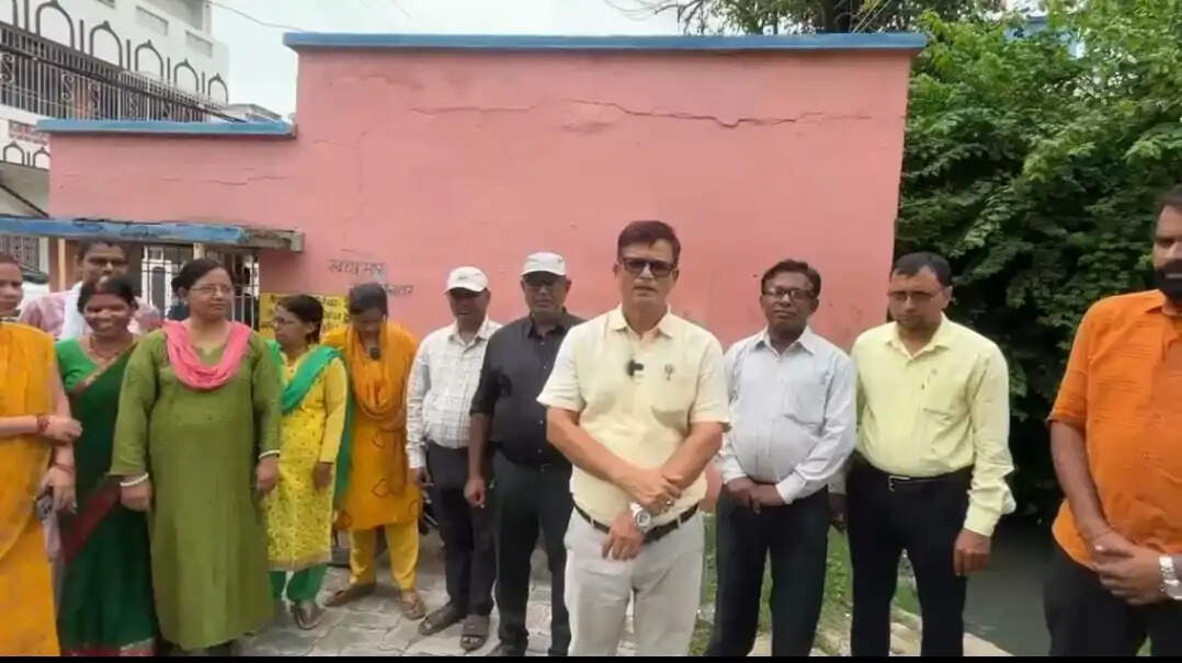 सारण में शिक्षकों को सरप्लस घोषित कर जबरन ट्रांसफर का विरोध