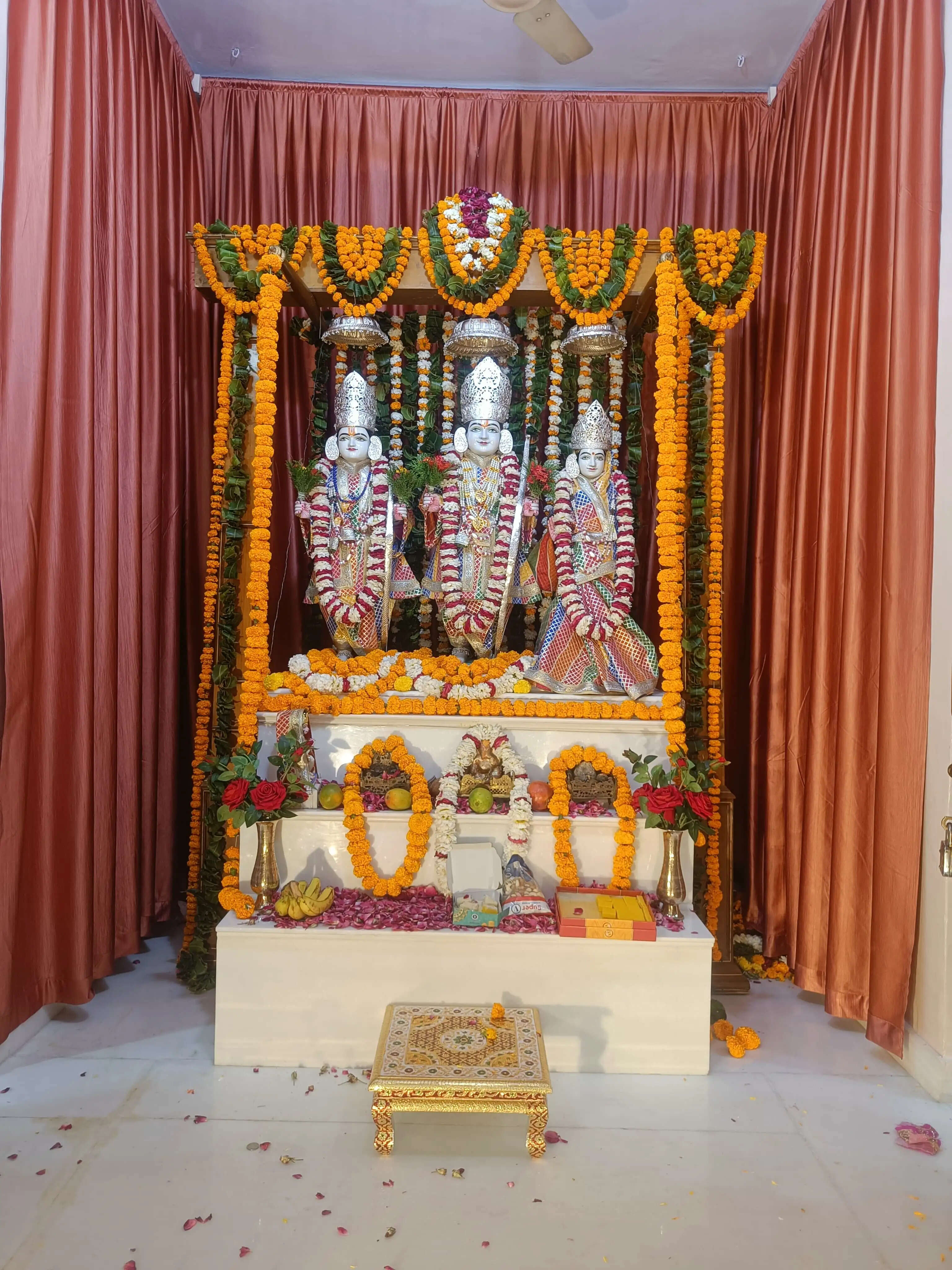 श्री राम मंदिर आदर्श नगर में श्री राम नवमी महोत्सव पर भगवान को पचरंगी पोशाक कराई धारण