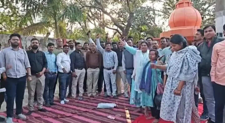 अनूपपुर: पटवारियों की हडताल का 15वां दिन: कलेक्टर से वार्ता विफल