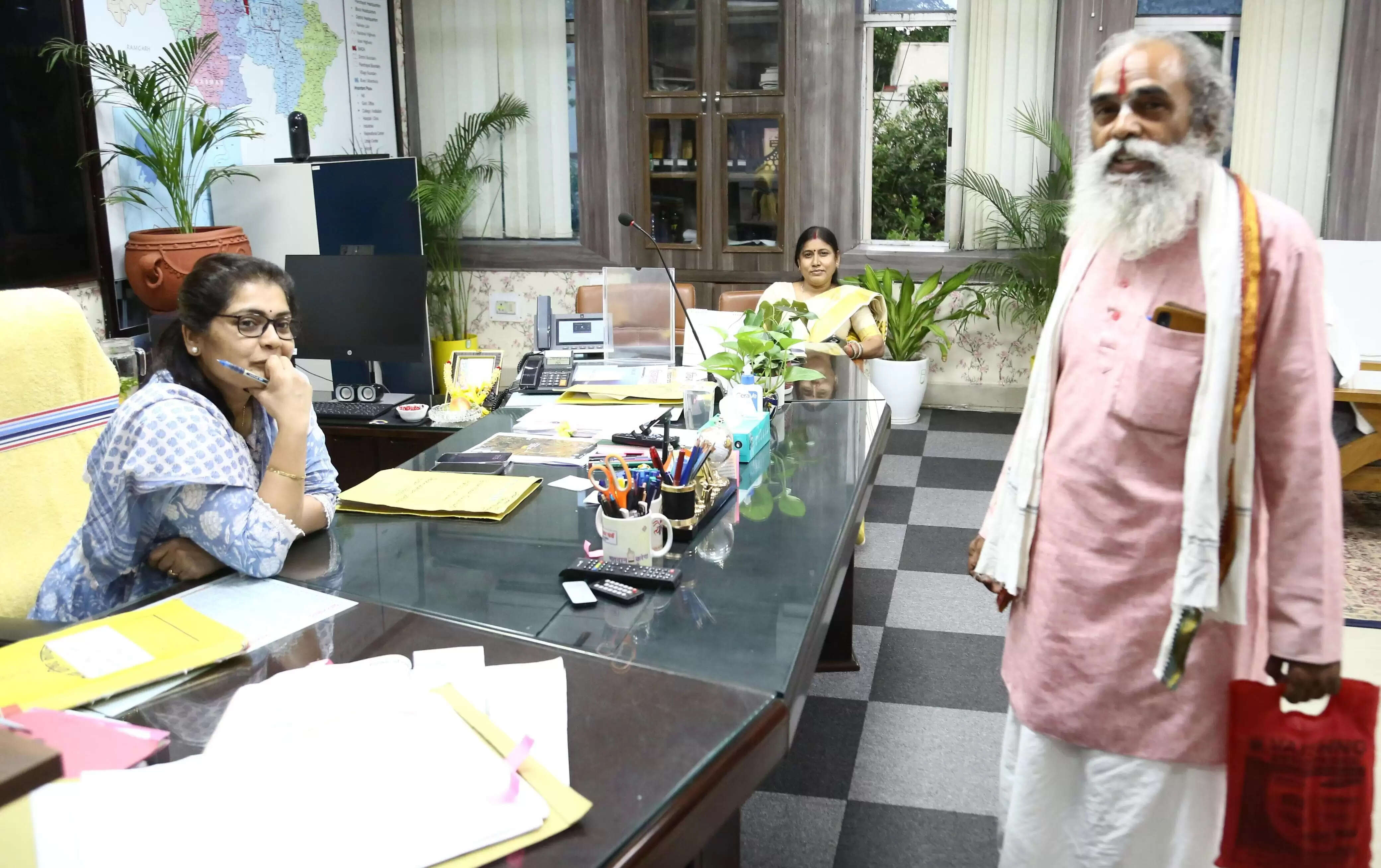 लाभुक को अबुआ आवास के लिए दिए घूस की राशि डीसी ने लौटवाया