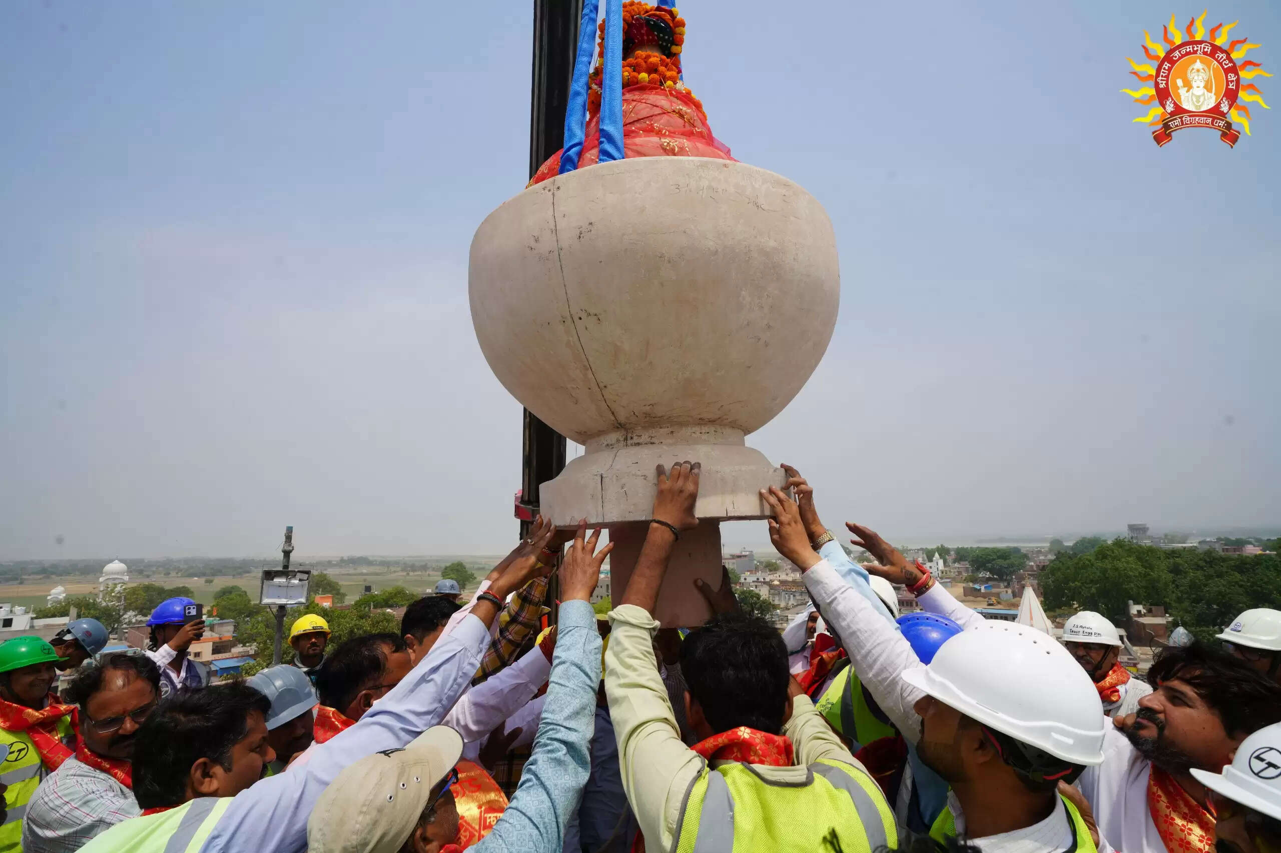 अन्नपूर्णा माता मन्दिर का शिखर कलश अनुष्ठान पूर्वक स्थापित किया गया