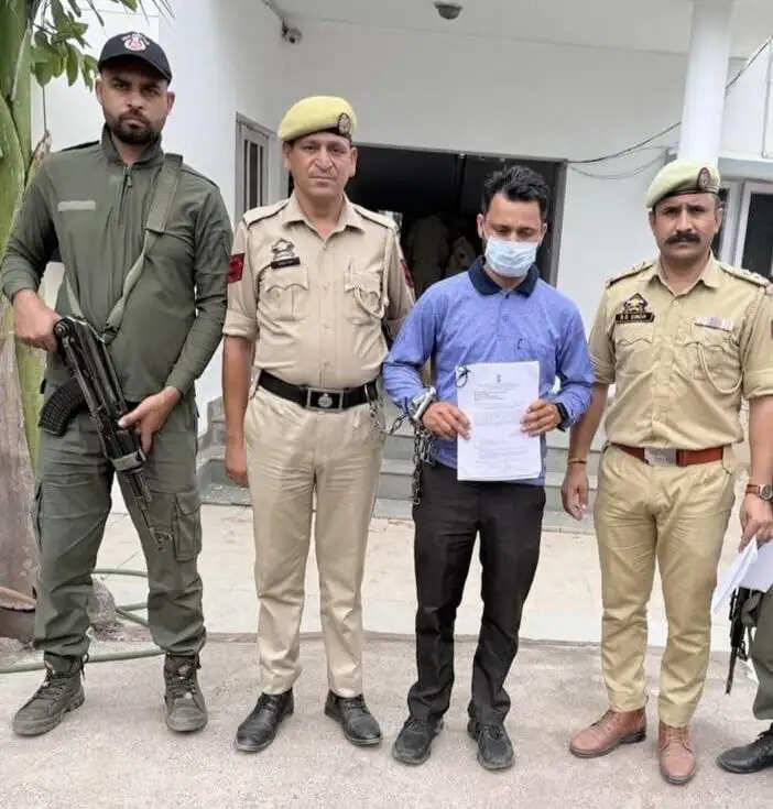 कुख्यात नशा तस्कर पिट एनडीपीएस एक्ट के तहत गिरफ्तार