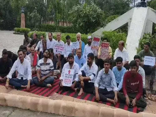 रीवाः डिप्टी सीएम शुक्ल के बंगले में घुसे कांग्रेस कार्यकर्ता, पुलिस ने खदेड़ा