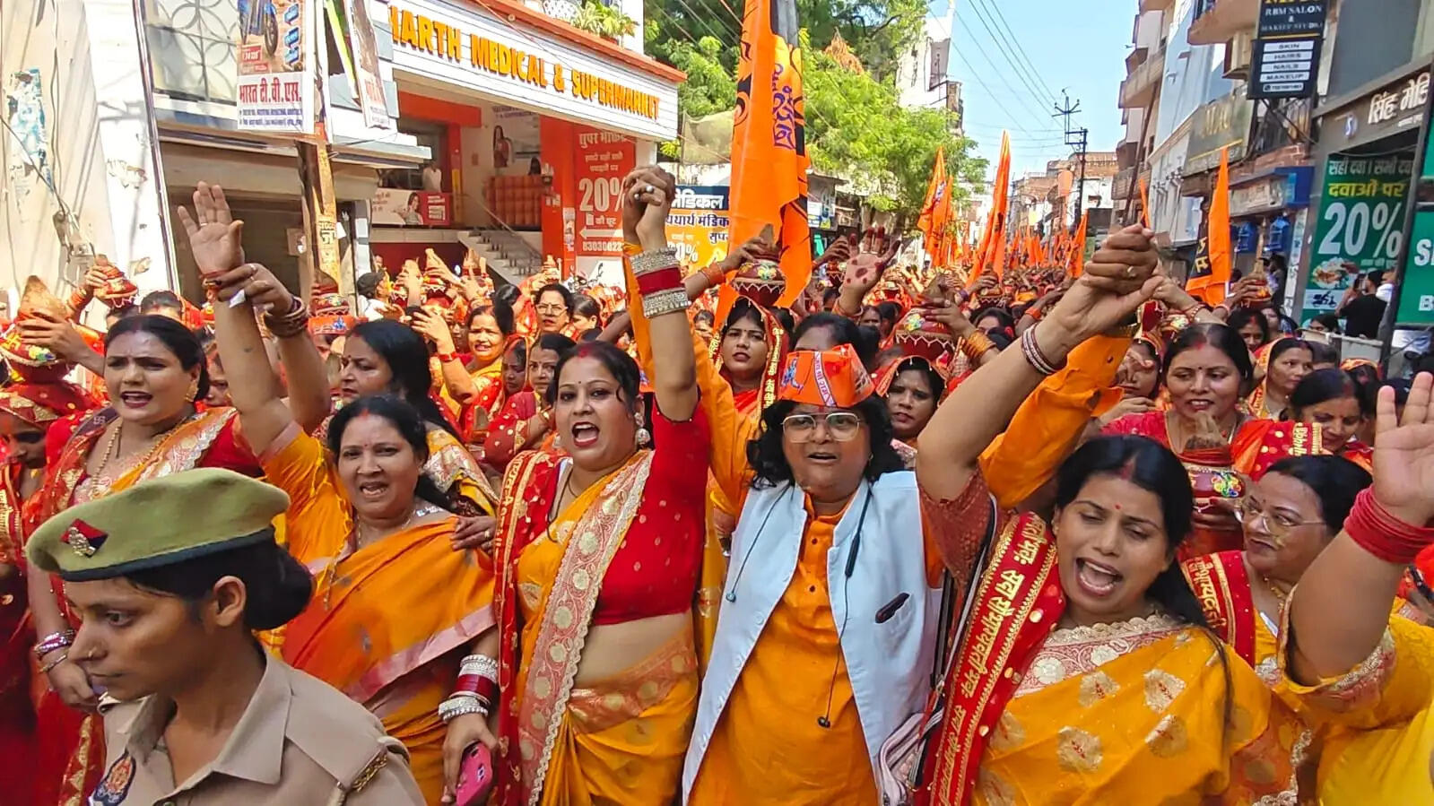 शांतनु महाराज कहेंगे राम कथा, भव्य कलश यात्रा पर हेलीकॉप्टर से पुष्पवर्षा