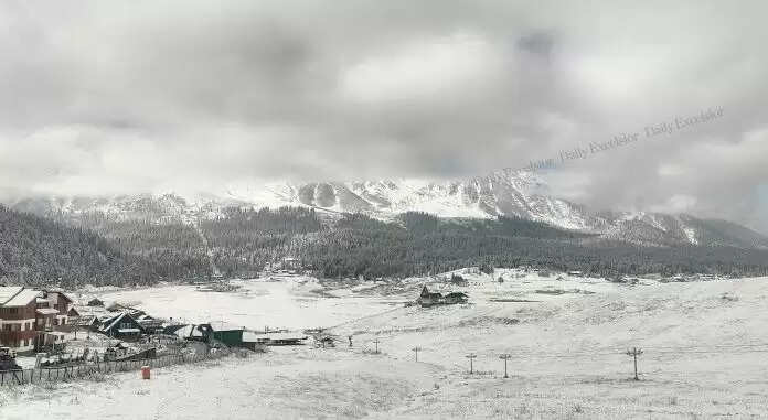 गुलमर्ग ताज़ा बर्फबारी के बाद एक मनमोहक सफ़ेद परीलोक में तब्दील