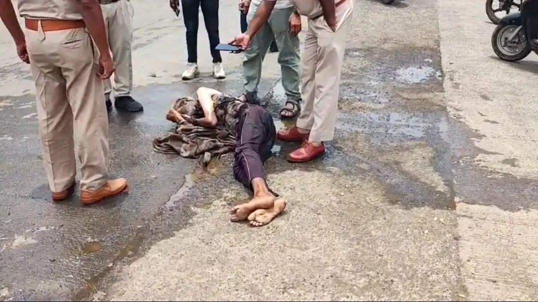 जबलपुर : शिकायत पर कार्रवाई नहीं होने का आरोप, थाने के सामने युवक ने खुद को लगाई आग