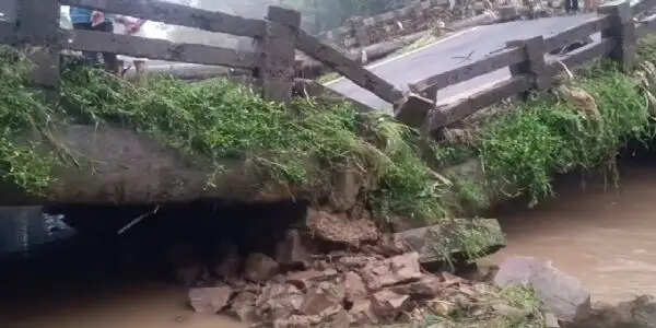 बारिश से राजडंडा नदी का पुल टूटा, महुआडांड़-गारू-पलामू मार्ग पर परिचालन प्रभावित