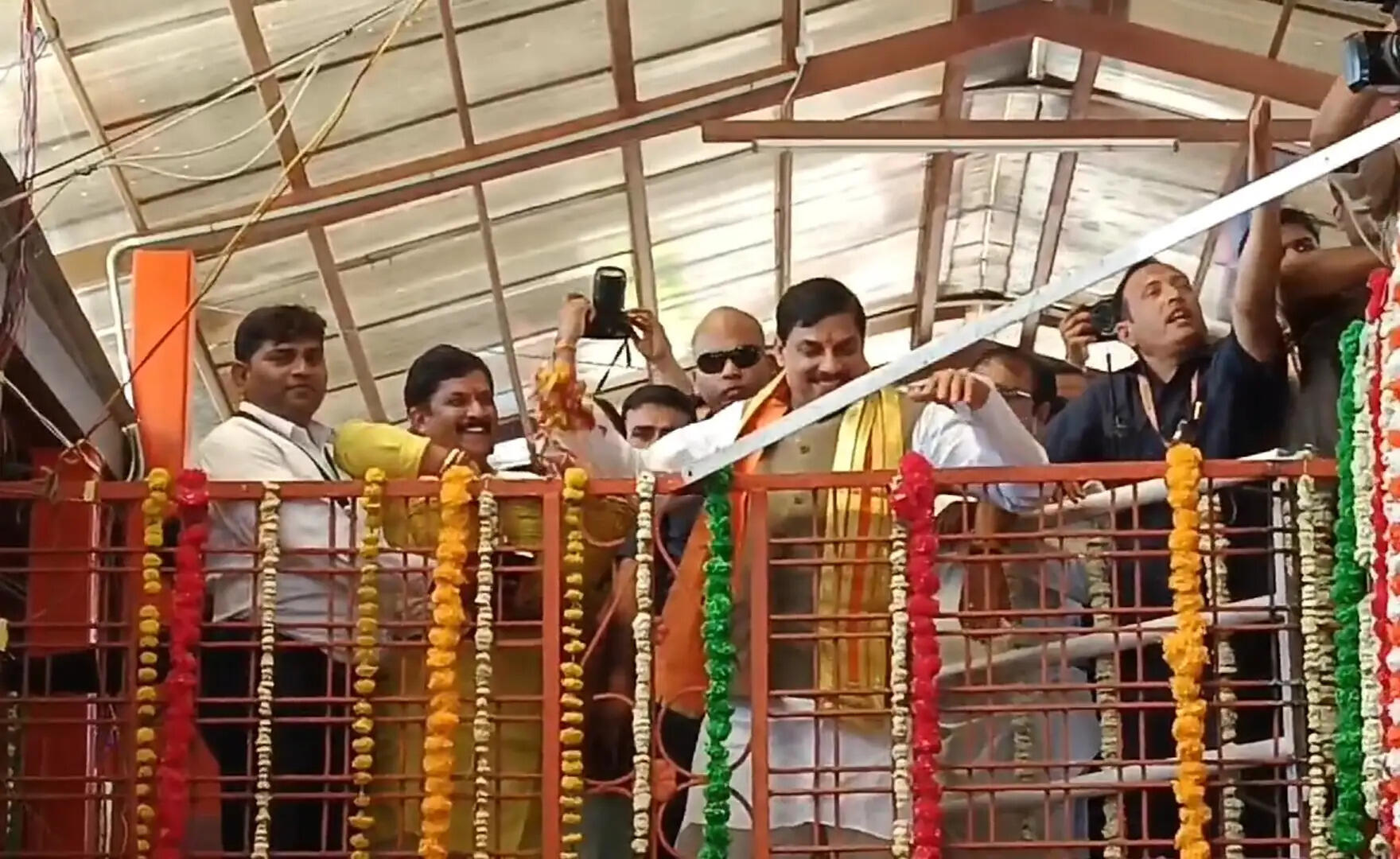 अशोकनगर: करीला मंदिर में सीढ़ी टूटी सीएम गिरे, सुरक्षा में बढ़ी चूक