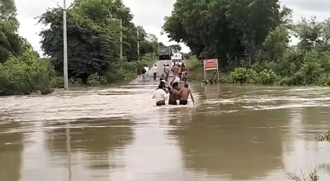 क्योलारी नदी का जलस्तर अचानक बढ़ा, दर्जनों गांवों का सम्पर्क टूटा