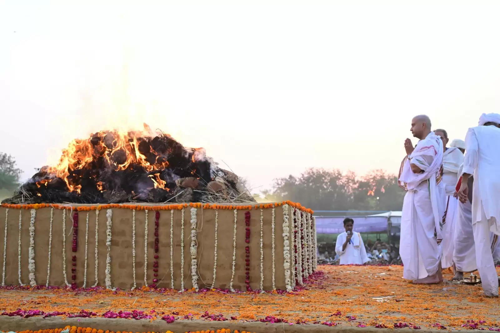 (अपडेट) ग्वालियर: राजमाता का राजसी परंपरा से हुआ अंतिम संस्कार, पुत्र ज्योतिरादित्य ने दी मुखाग्नि
