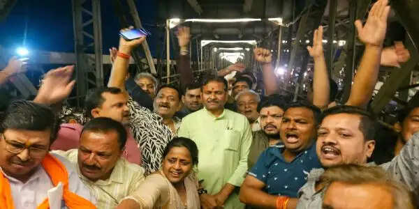 नैनी पुराने पुल पर बढ़ी रोशनी, रात में और निखरेगा पुल का सौंदर्य : गणेश केसरवानी