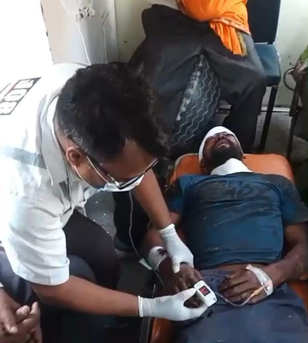 ट्रैक्टर की चपेट में आने से युवक घायल, गोरखपुर मेडिकल कॉलेज रेफर