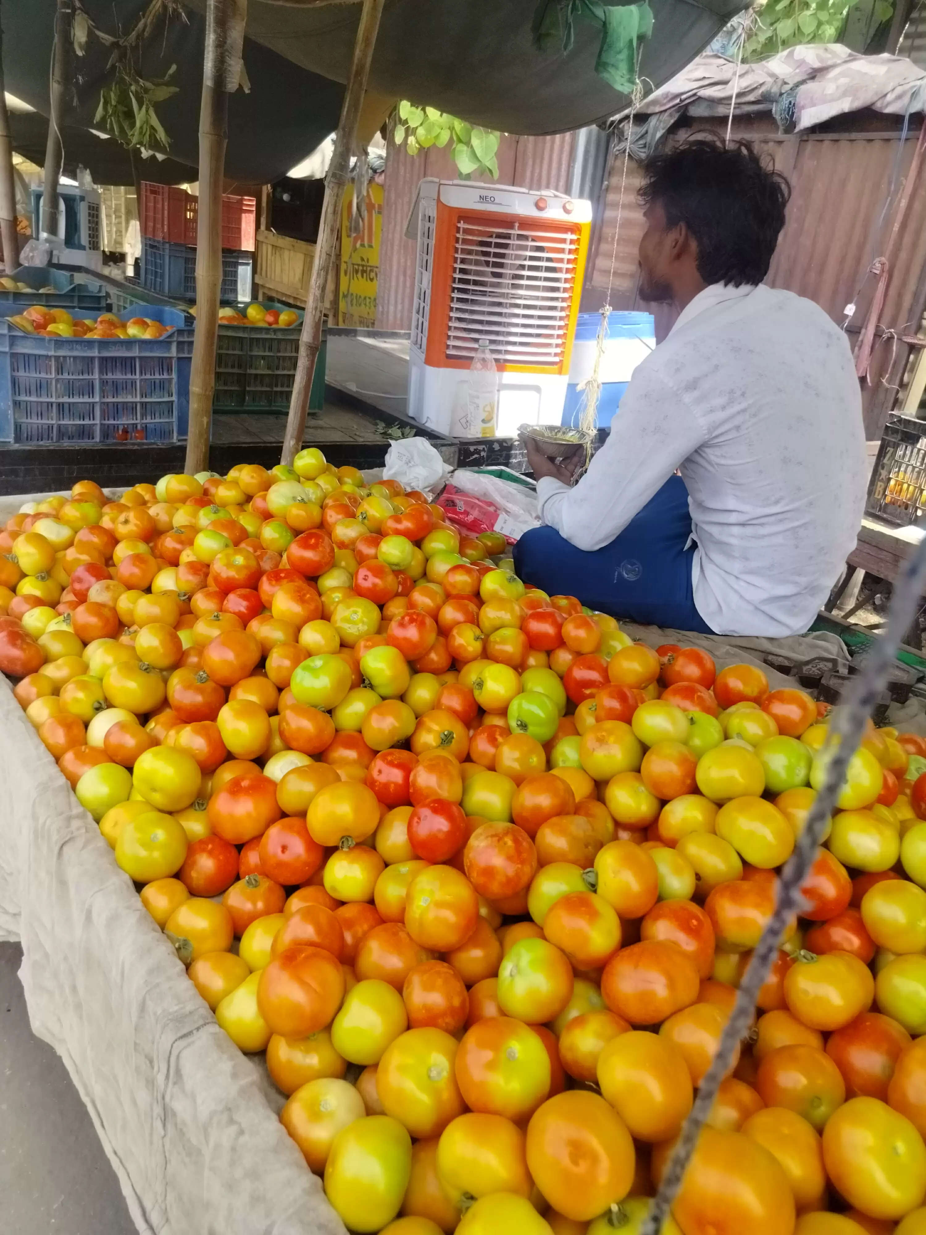 आसमान से बरसती आग से बचाव को ठेलों पर लगाए कूलर