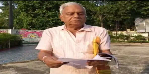 सबौर कॉलेज के पास पैतृक जमीन पर निर्माण का आरोप, तीन दशक पुराने विवाद को लेकर जिलाधिकारी कार्यालय पहुंचे बुजुर्ग