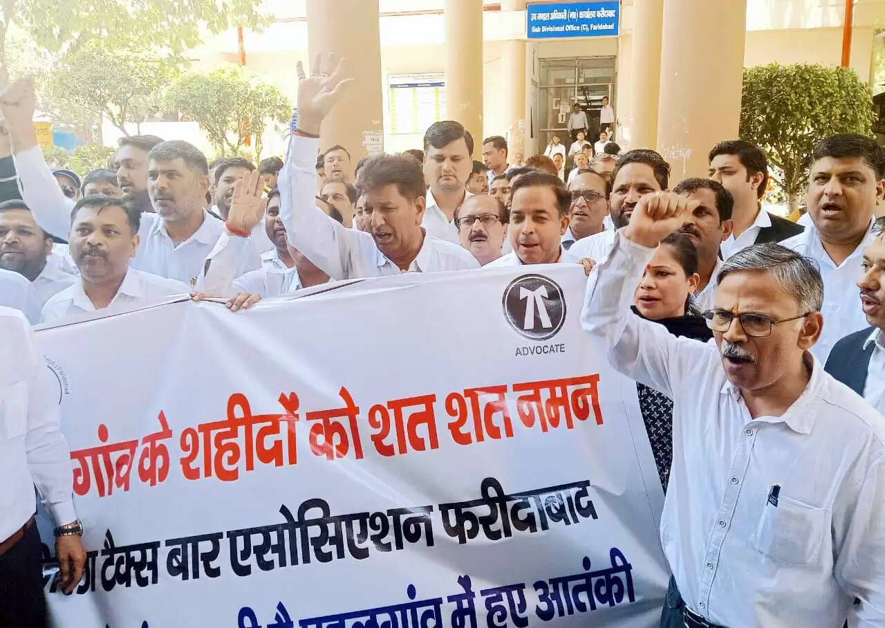 फरीदाबाद : आतंकी हमले के विरोध में टैक्स बार एसो. ने सौंपा राष्ट्रपति के नाम ज्ञापन