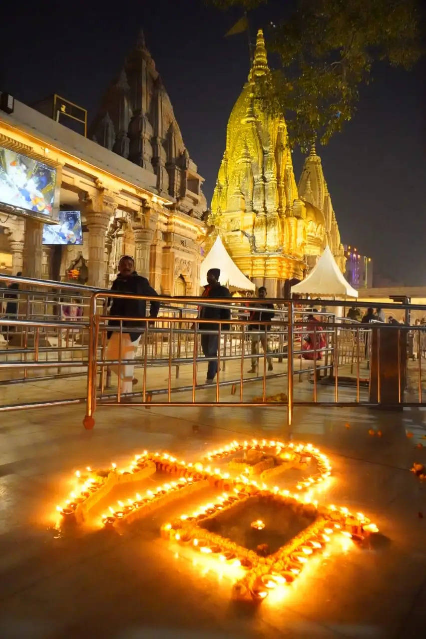 अयोध्या में प्राण प्रतिष्ठाः काशी में मनी दिवाली, मंदिर-बाजार और घर रोशनी से नहाएं