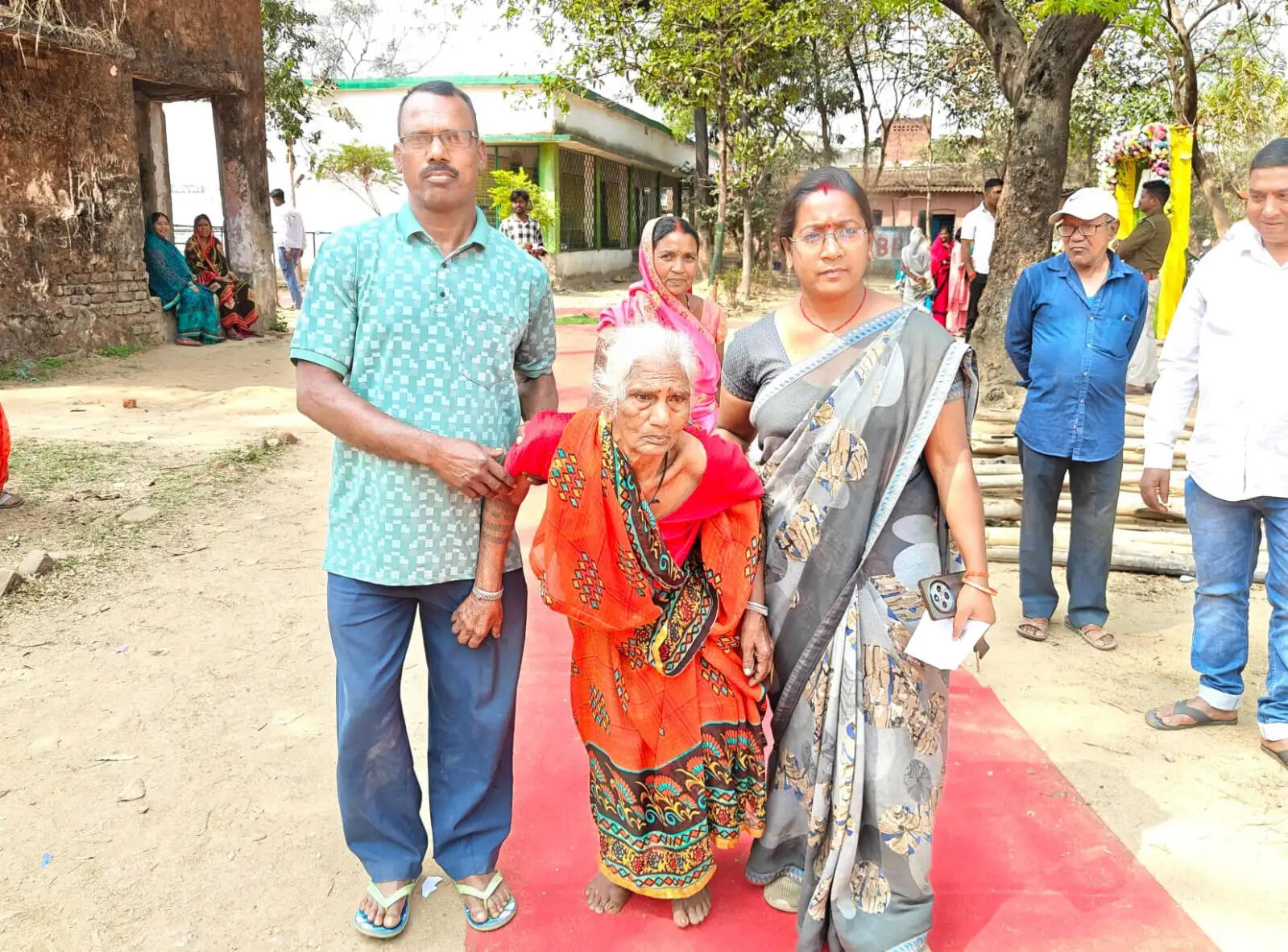 रामगढ में 80 वर्षीया मां को वोट डलवाने पहुंचा बेटा