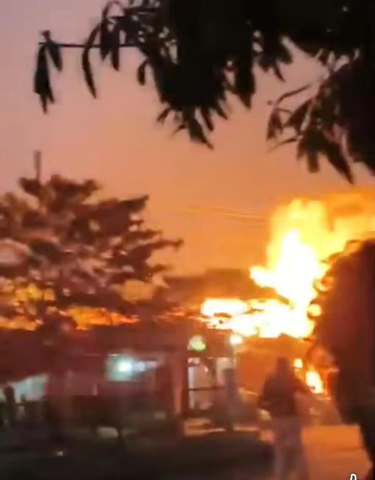 टेंट हाउस में सिलेंडर के धमाके से दहला इलाका, एक व्यक्ति झुलसा