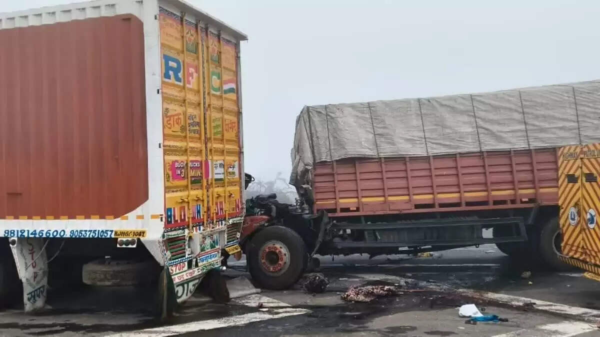 घने कोहरे में एक्सप्रेसवे पर बस और कैंटर की टक्कर में कैंटर चालक की मौत