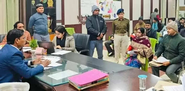 जनता के दरबार में डीएम ने सुनीं लोगों की समस्याएं, कई मामलों का मौके पर हुआ समाधान