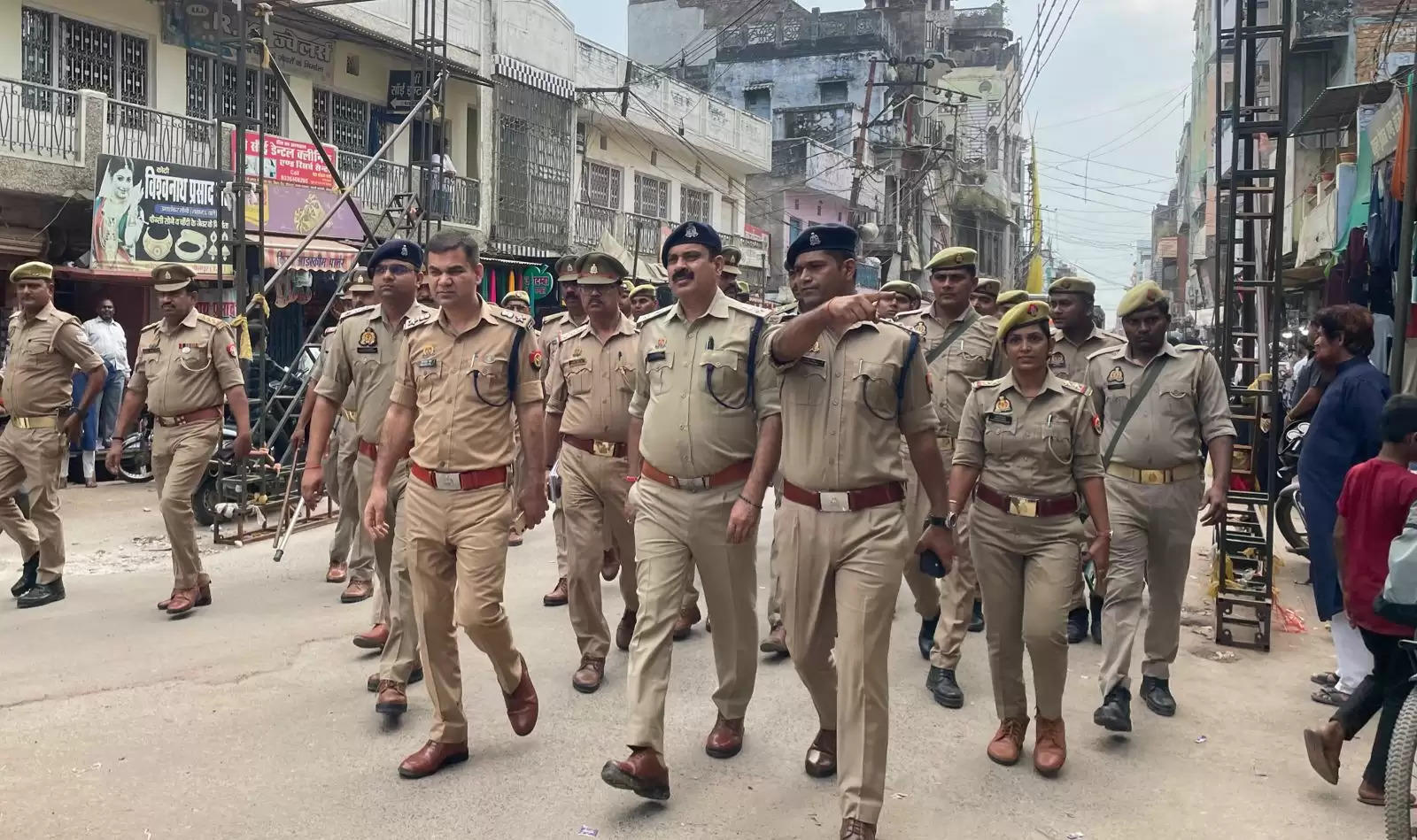 पुलिस अधीक्षक ने भारी फोर्स के साथ शहर में किया फ्लैग मार्च