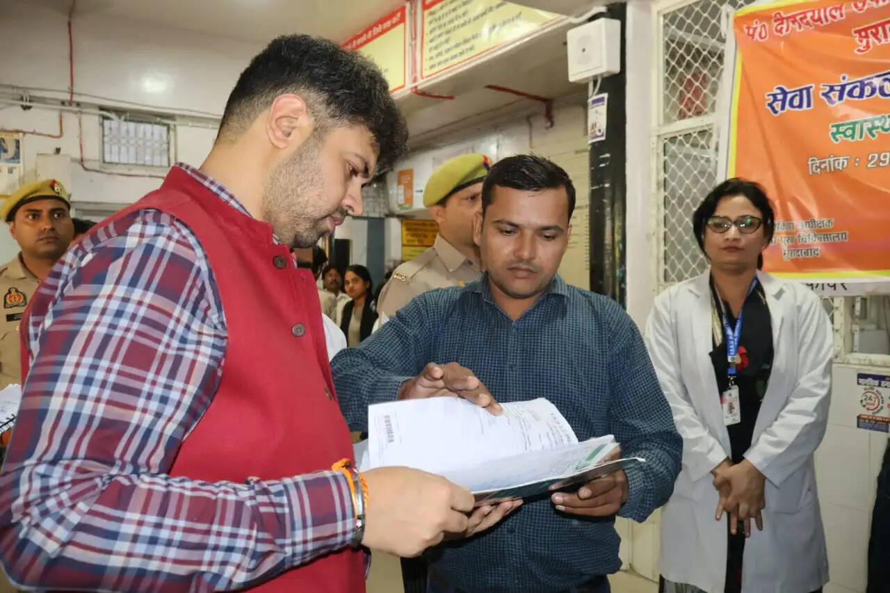 रक्तचाप व शुगर की जांच के साथ-साथ ब्रेस्ट, सर्वाइकल तथा ओरल कैंसर की स्क्रीनिंग पर भी विशेष ध्यान दें : जिलाधिकारी