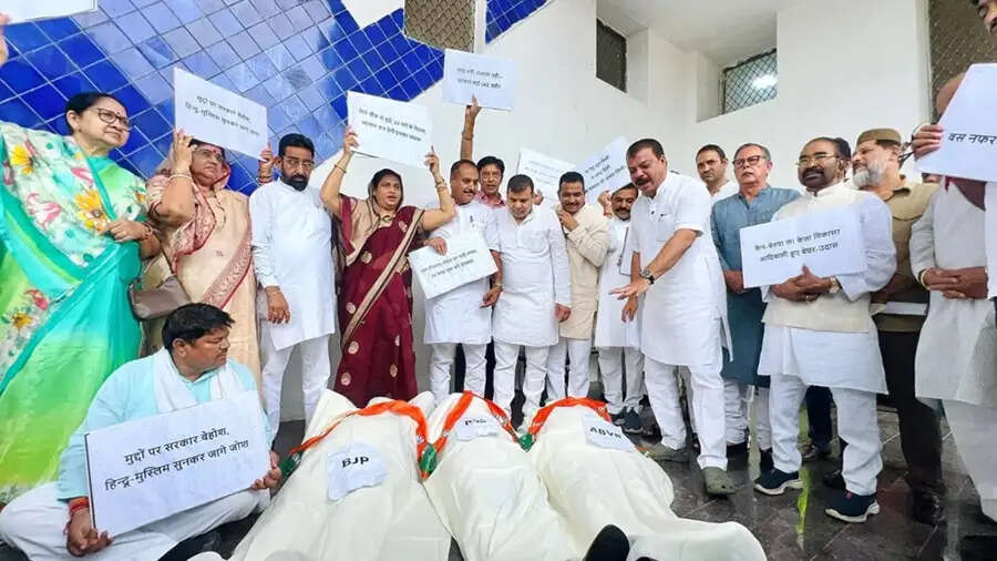 मप्र विधानसभा में यूसीसी को लेकर सदन के बाहर कांग्रेस का प्रदर्शन, भाजपा बोली- हर हाल में लागू होगा कानून