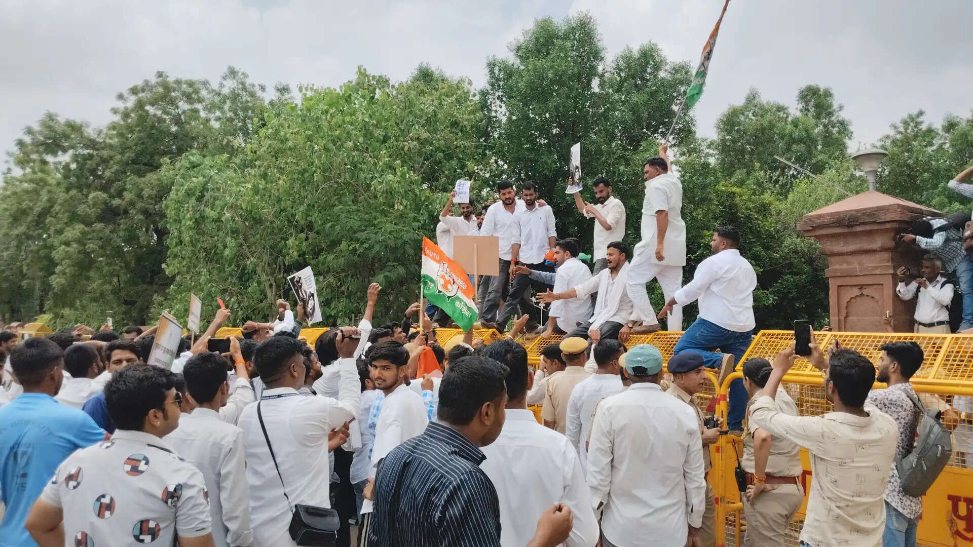 लाठीचार्ज के खिलाफ जोधपुर कलेक्ट्रेट के बाहर प्रदर्शन