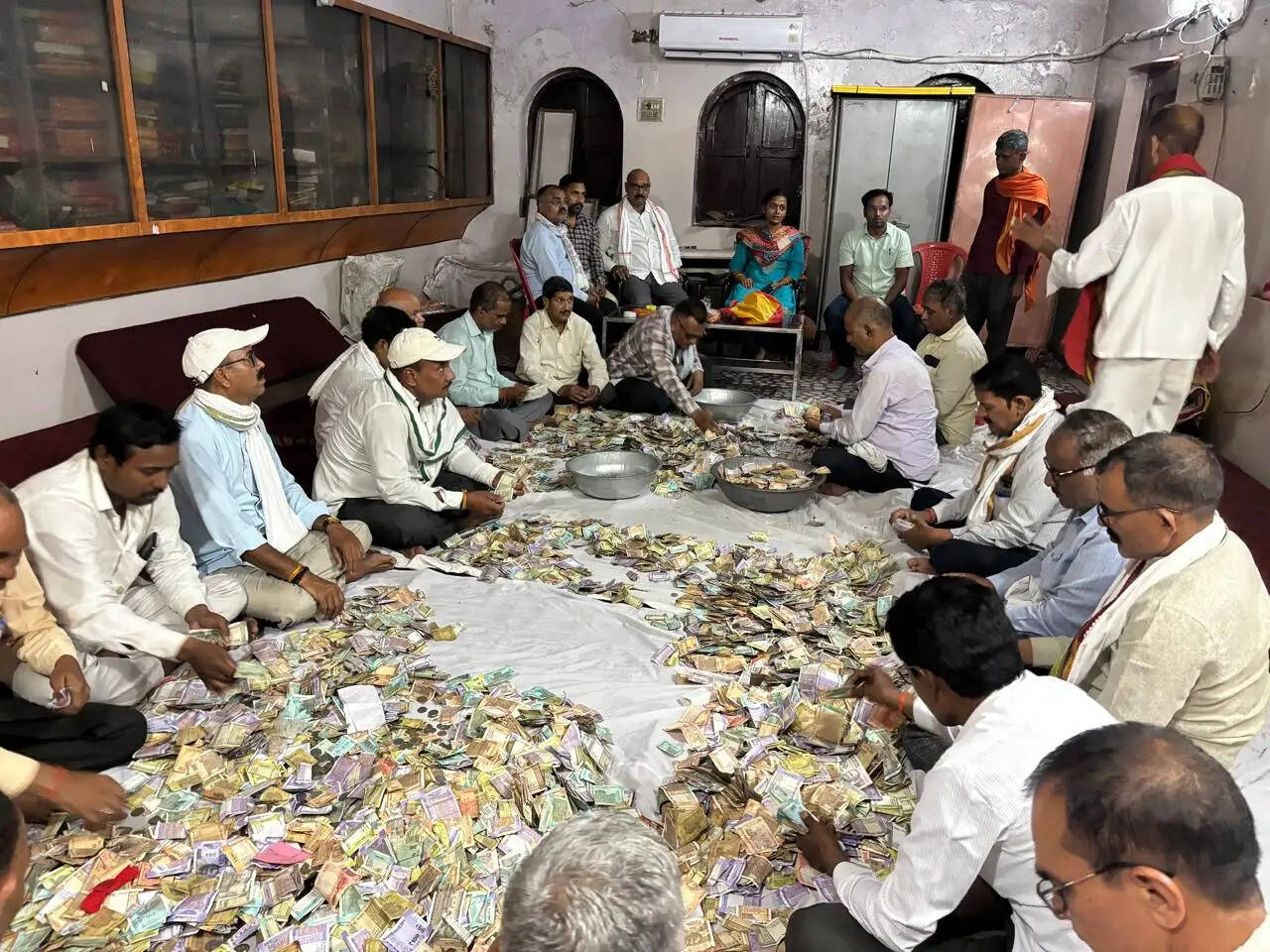 मां विंध्यवासिनी के दानपात्रों में उमड़ी श्रद्धा, तीन पेटिकाओं से निकले 22 लाख रुपये