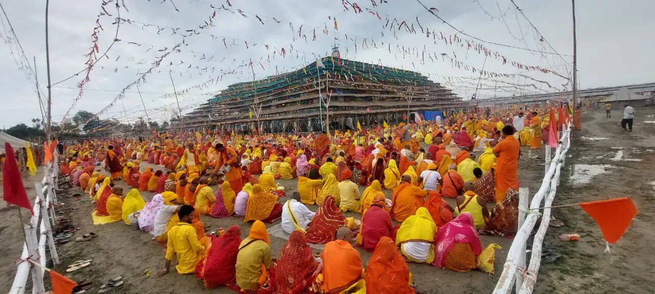 श्रीलक्ष्मी नारायण महायज्ञ में विश्व कल्याण के लिए दी आहुति, अयोध्या में श्रीजियर स्वामी बोले- अश्लील दृश्यों से उपजते हैं मानसिक विकार