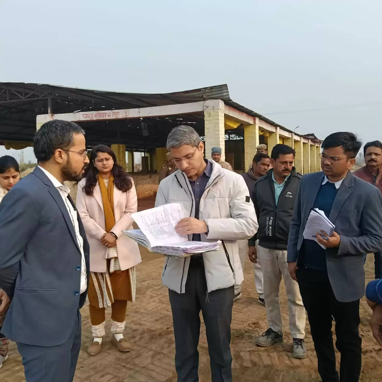 शिवराजपुर में प्राचीन मंदिरों के दर्शन कर जिलाधिकारी ने नंदी गाैशाला की व्यवस्थाओं का लिया जायजा