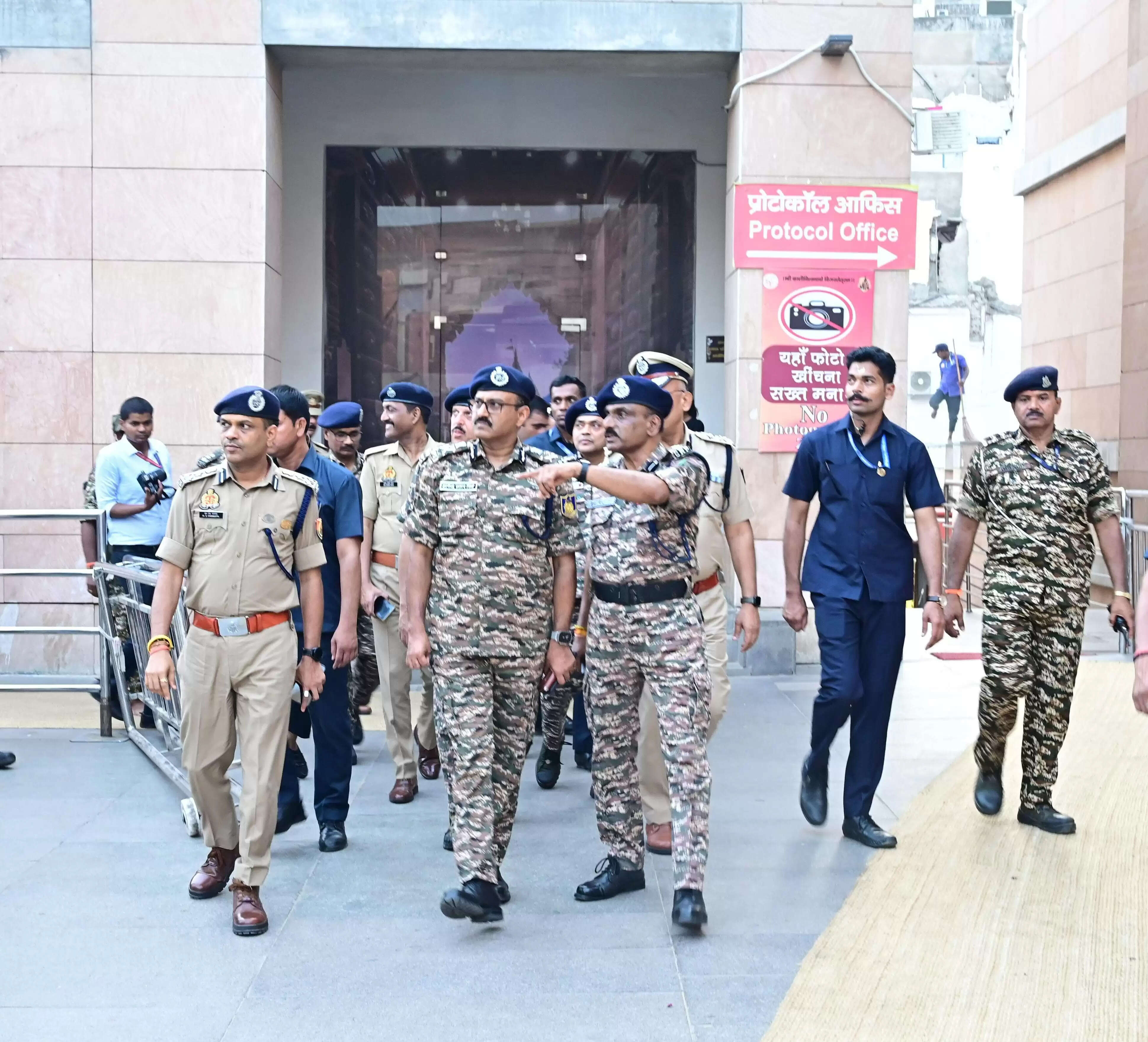 सीआरपीएफ महानिदेशक ने श्री काशी विश्वनाथ मंदिर के सुरक्षा व्यवस्था को परखा
