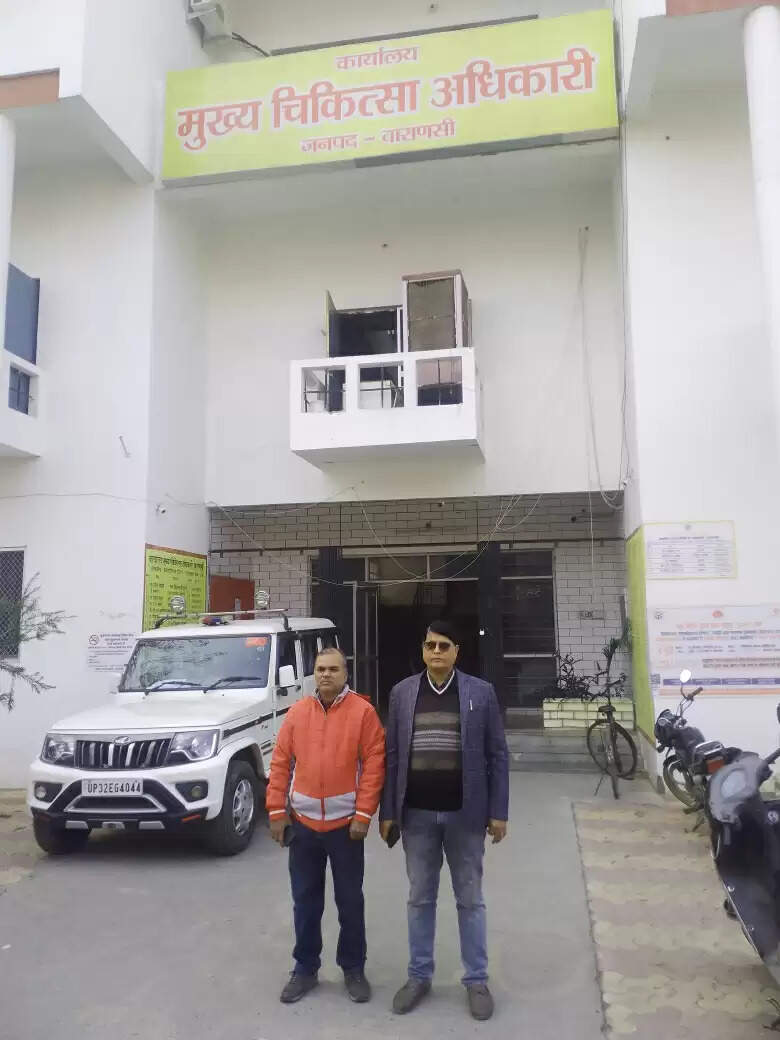 नियम के विपरीत स्थानांतरण मामले में डाक्टर ने की पुरानी नियुक्ति और पूर्ण वेतन की मांग