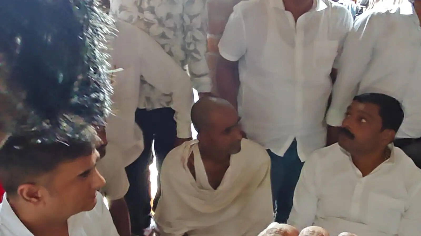 विशाल यादव हत्याकांड मामला : परिजनों से मिले सपा विधायक लकी यादव, एक लाख रुपये की सहायता दी