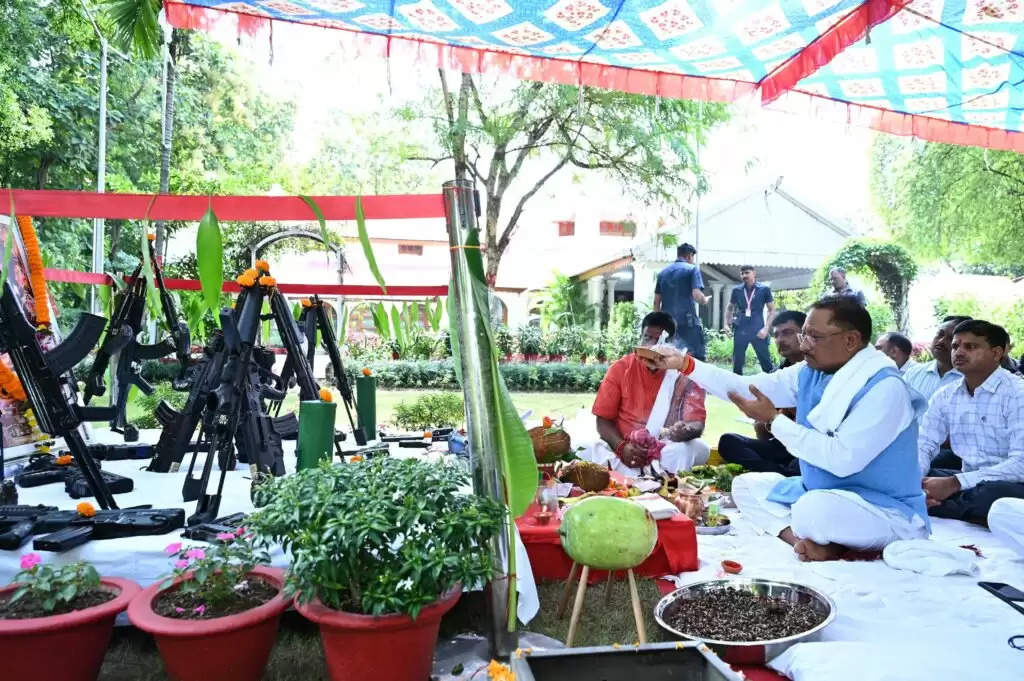 मुख्यमंत्री विष्णु देव साय ने की शस्त्र पूजा