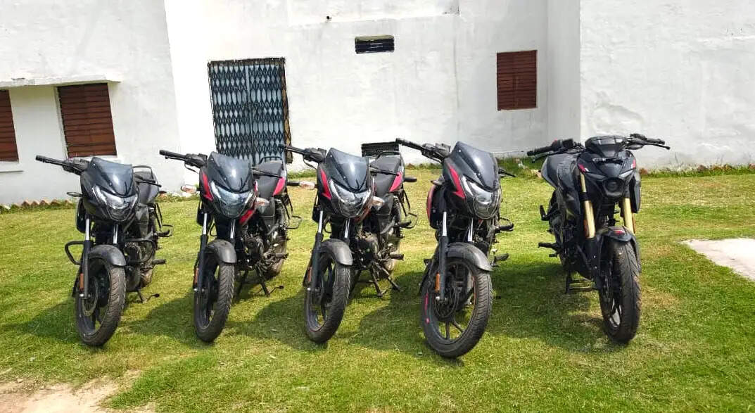 देवरिया में शोरूम से बाइक चोरी का खुलासा, पांच मोटरसाइकिल समेत 5 चाेर गिरफ्तार