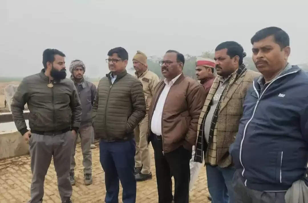 गौशाला में बीमार और मृत मिले गौवंश, माैके पर पहुंचे एसडीएम