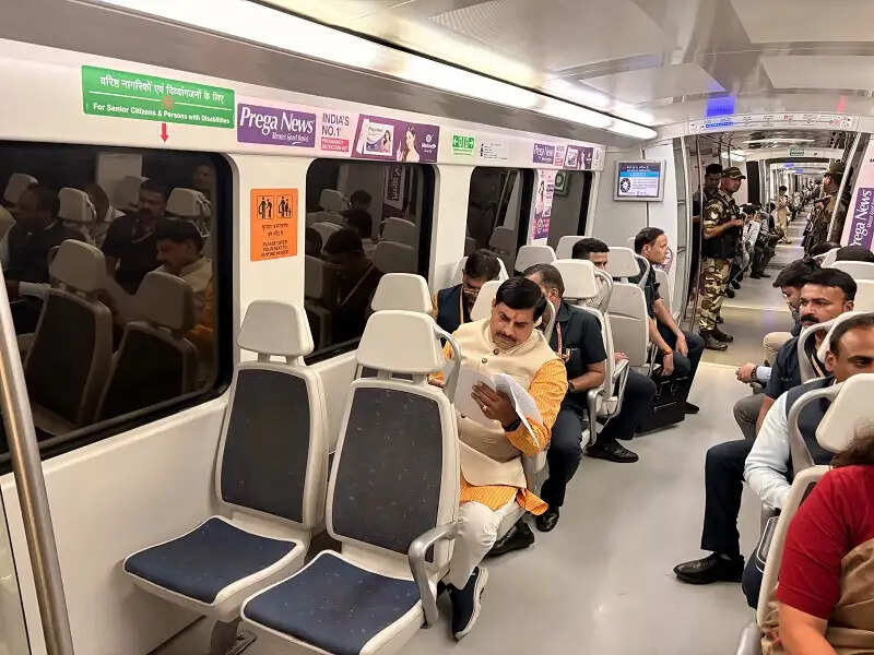 मप्र के मुख्यमंत्री ने दिल्ली मेट्रो में सफर कर प्रधानमंत्री के पब्लिक ट्रांसपोर्ट के उपयोग के आह्वान पर किया अमल