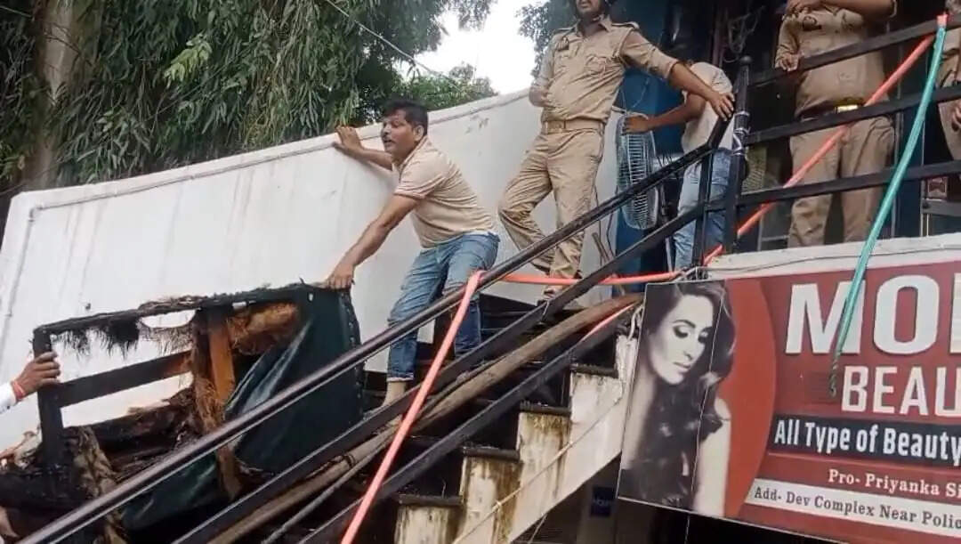 किड्स बैकर्स में शॉर्ट सर्किट से आग, 10 लाख का बेकरी का सामान जलकर राख