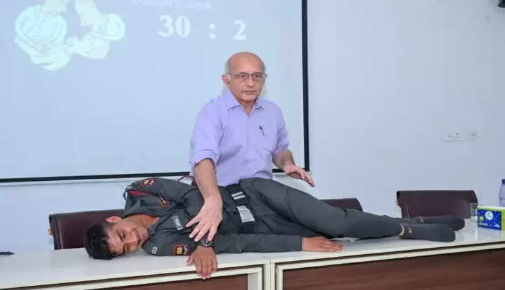 आईआईटी कानपुर में दिया गया सीपीआर प्रशिक्षण