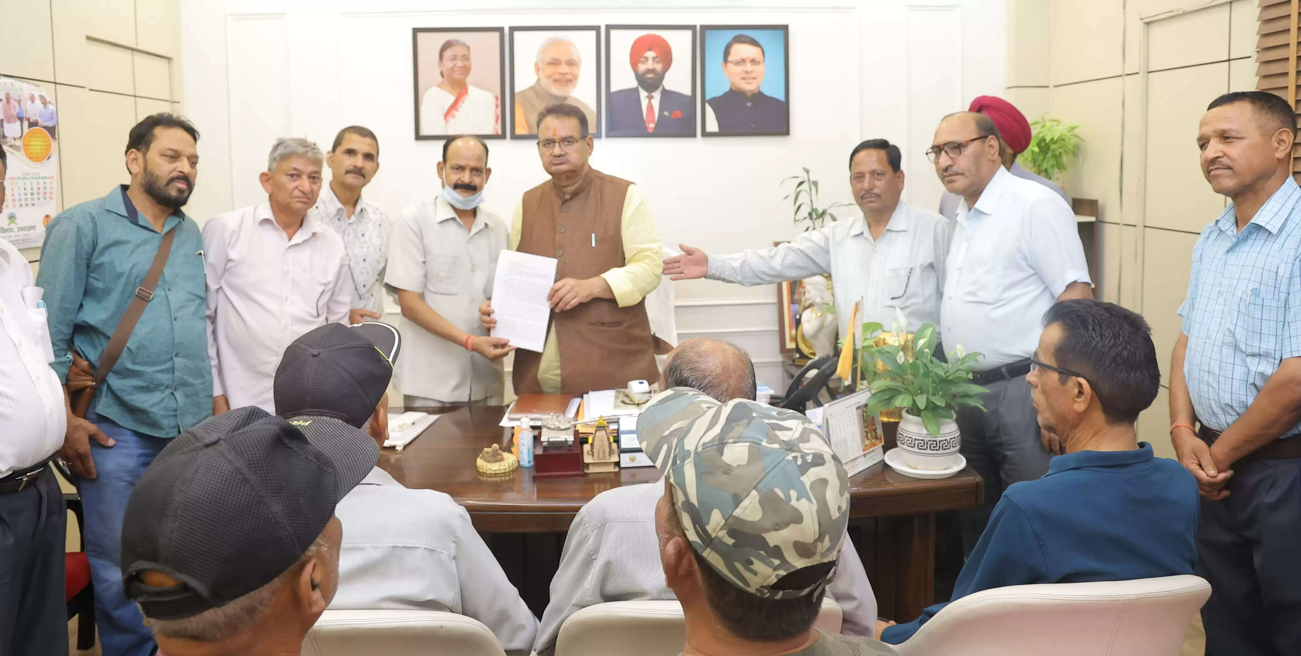 पूर्व सैनिकों के प्रतिनिधिमंडल ने सैनिक कल्याण मंत्री से की भेंट, सौंपा ज्ञापन