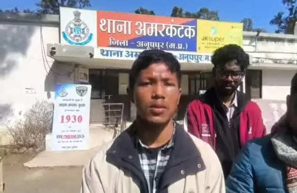 अनूपपुर: इंगांराज विश्वविद्यालय में मारपीट की घटना को लेकर छात्र-छात्राओं ने किया प्रदर्शन