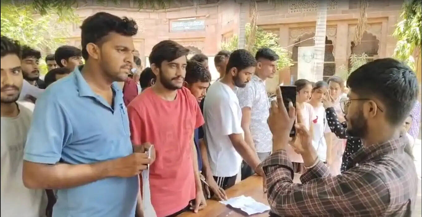 कड़े सुरक्षा बंदोबस्त के बीच हुई एलडीसी परीक्षा