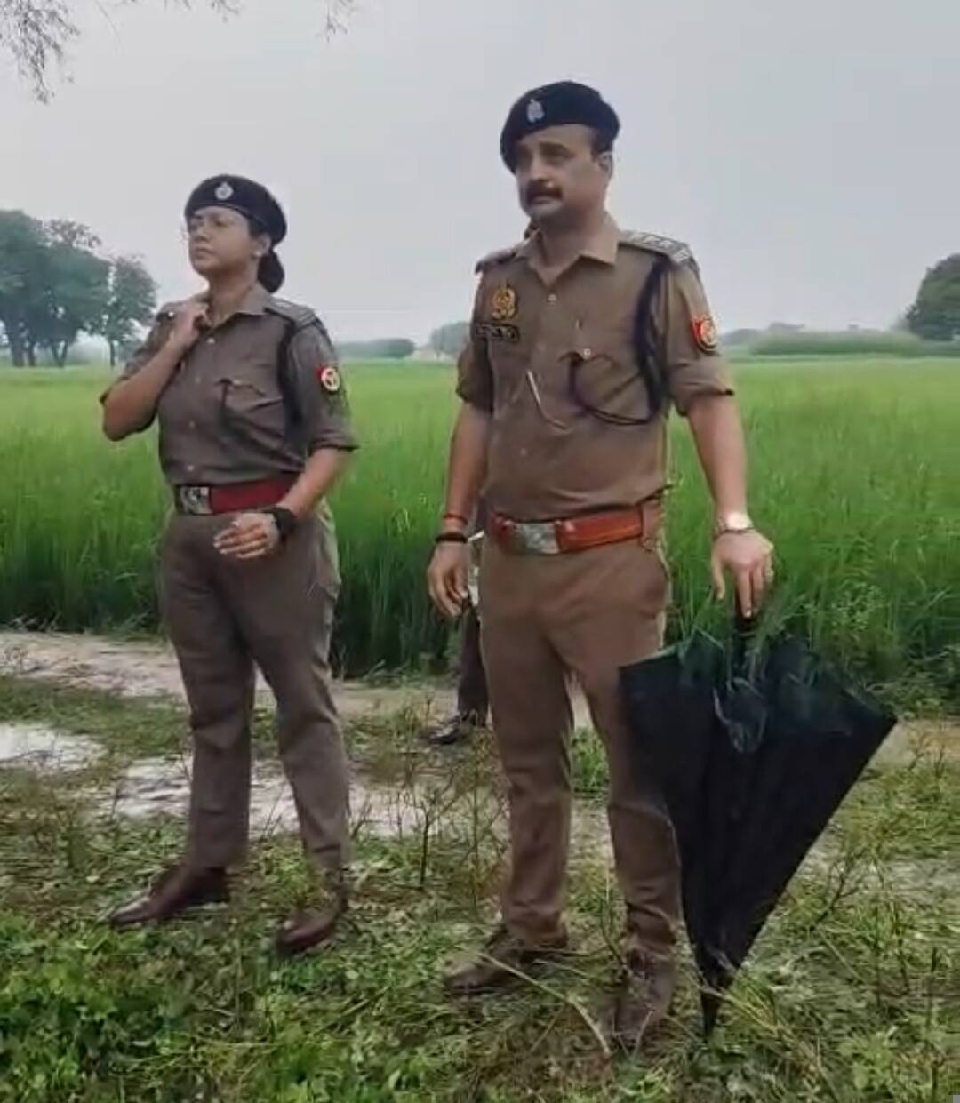 पेड़ से लटके मिले युवक-महिला के शव
