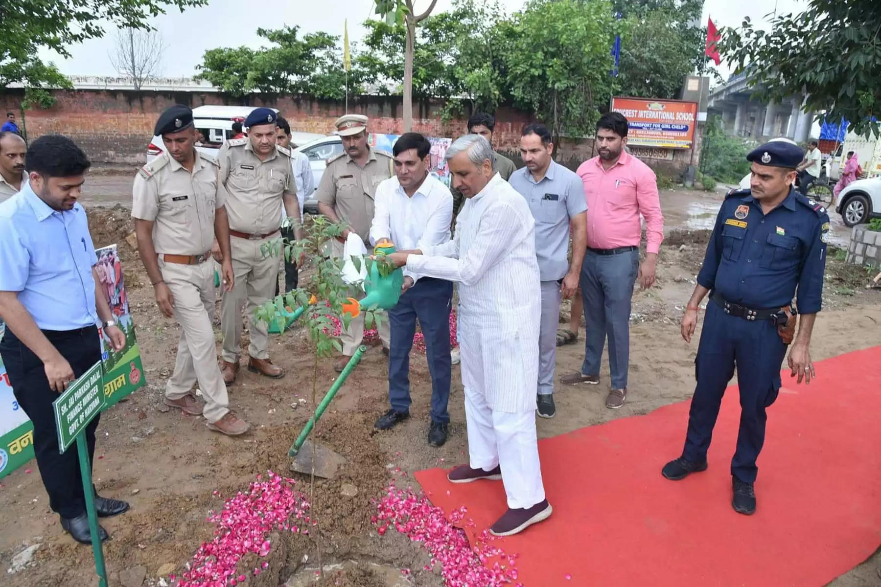 वित्त मंत्री जेपी दलाल ने गुरुग्राम में एक पेड़ मां के नाम अभियान में लगाया पौधा