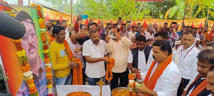 उप मुख्यमंत्री विजय शर्मा ने ग्राम चांदीपुर पहुंचकर स्व.असीम रॉय को दी श्रद्धांजलि