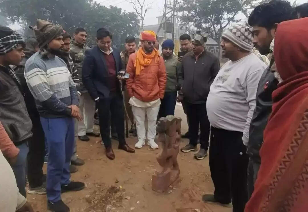 पृथ्वीराज चौहान स्मारक के लिए चयनित स्थान पर रखी हनुमान मंदिर जी की प्रतिमा, क्षत्रिय समाज में आक्रोश