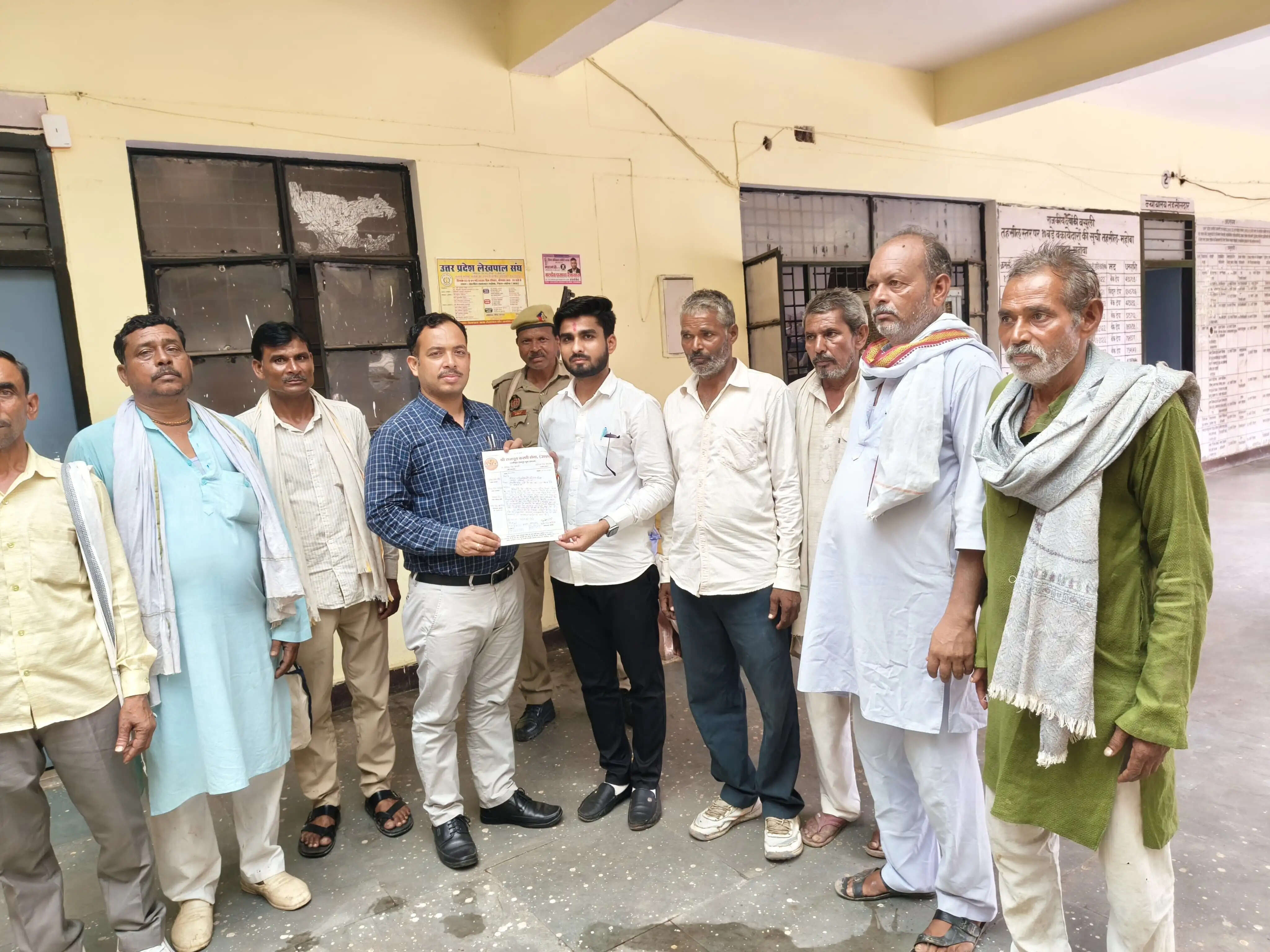 जलभराव की समस्या से जूझ रहे ग्रामीणों ने एसडीएम को सौंपा ज्ञापन